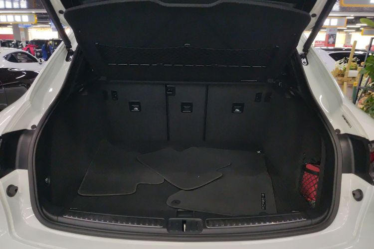 保时捷 2020款 Macan 2.0T机舱底盘23