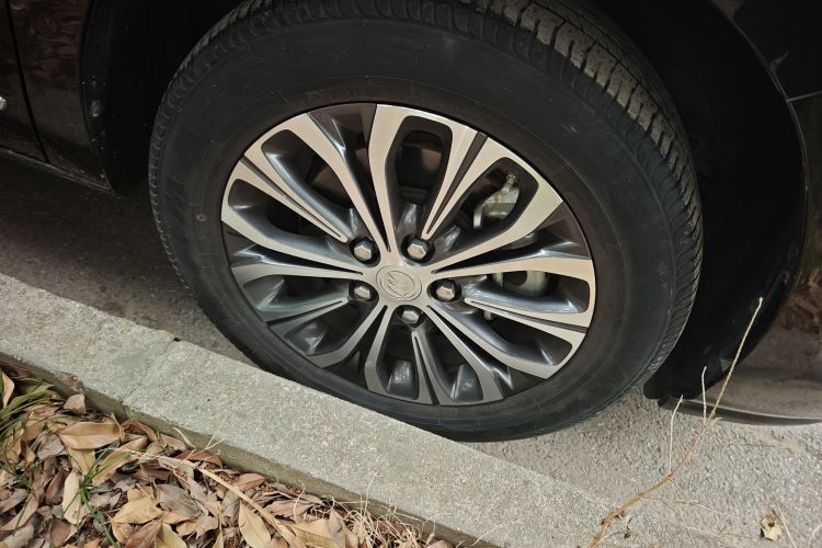 别克GL8 2021款 陆上公务舱 652T 豪华型车身外观10