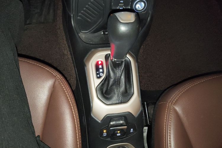 Jeep 自由侠 2016款 1.4T 自动劲能版+中控内饰18