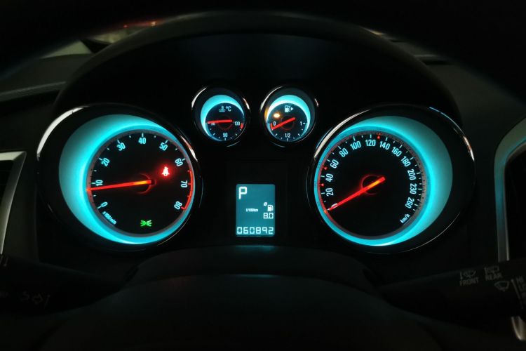 别克 英朗 2014款 XT 1.6L 自动时尚版中控内饰14