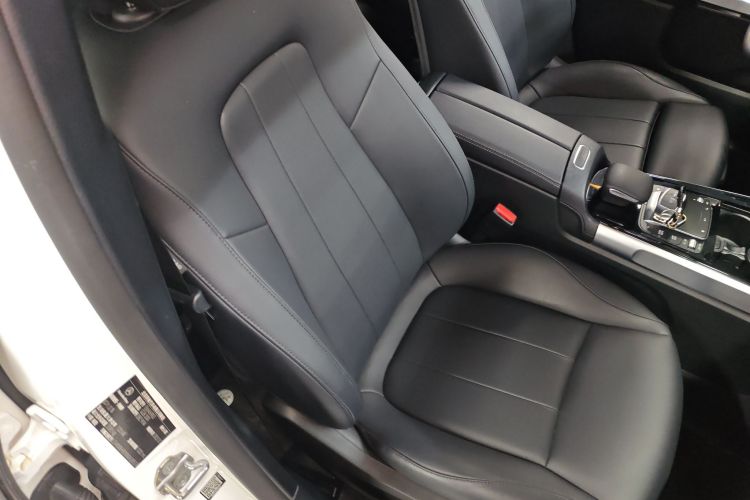 奔驰GLB 2022款 改款二 GLB 200 动感型局部细节41