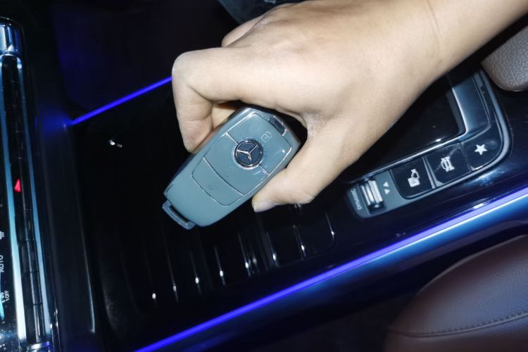 奔驰GLB 2023款 GLB 220 时尚型中控内饰11