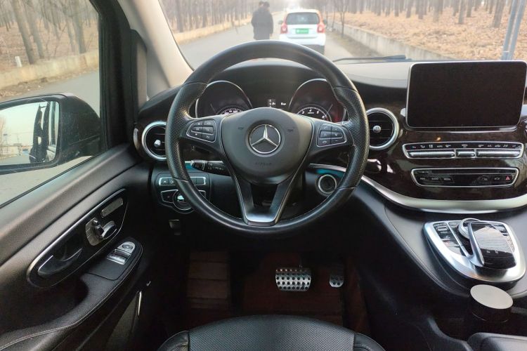 奔驰V级 2017款 V 260 L 尊贵加长版中控内饰13