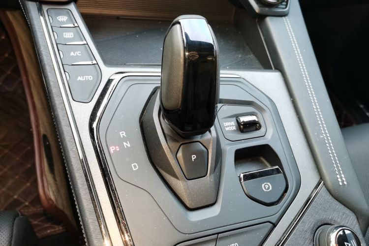 领克01 2021款 2.0TD 四驱暗夜版中控内饰18