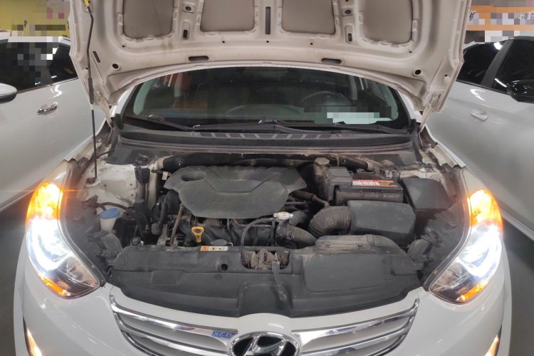 现代 朗动 2013款 1.6L 自动尊贵型机舱底盘24