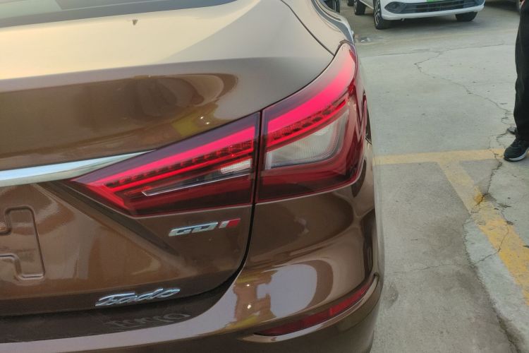 长安 逸动 2018款 1.6L GDI 手动时尚型车身外观9