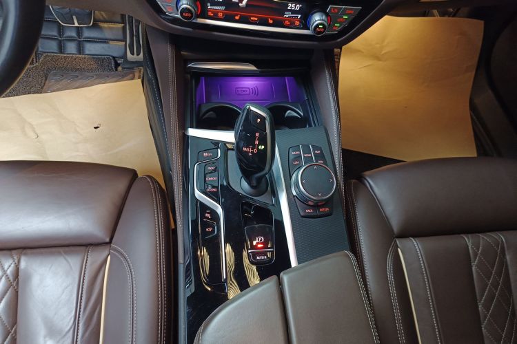 宝马5系(进口) 2022款 改款 540i 风尚版 M运动套装中控内饰18