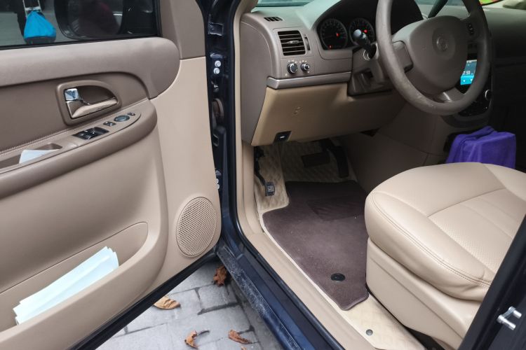 别克GL8 2014款 2.4L 经典版中控内饰20