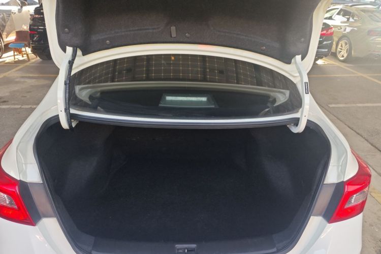 日产 轩逸 2022款 经典 1.6XE CVT舒适版机舱底盘23