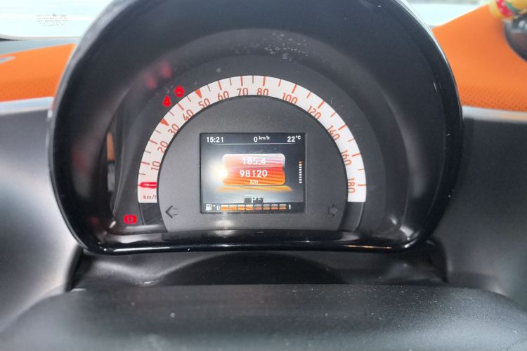 smart fortwo 2015款 1.0L 52千瓦硬顶激情版中控内饰14