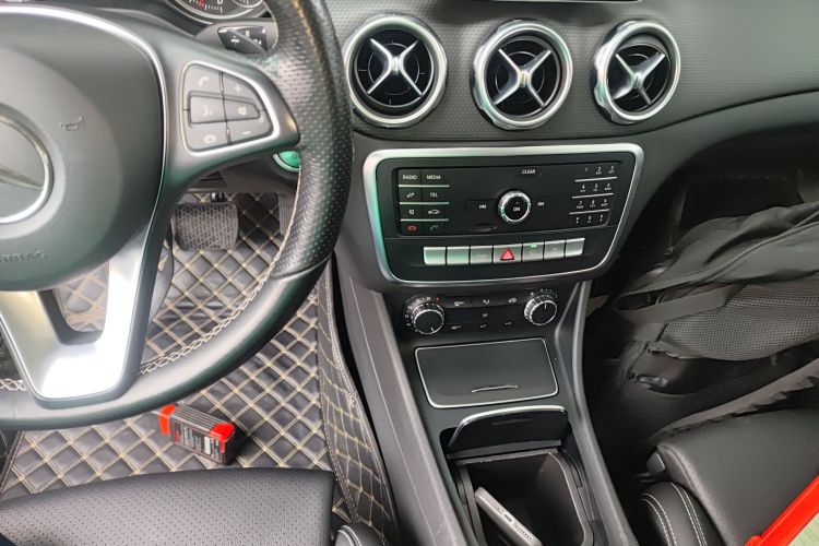 奔驰GLA 2018款 GLA 200 动感型中控内饰18