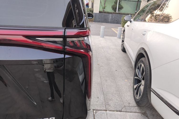 上汽大通MAXUS 大通G90 2022款 2.0T 星际七座版车身外观6006