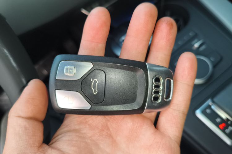 奥迪A4L 2018款 30周年年型 40 TFSI 进取型中控内饰11