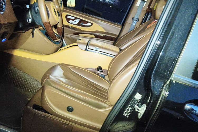 奔驰 威霆 2023款 2.0T 商务版 7座中控内饰19