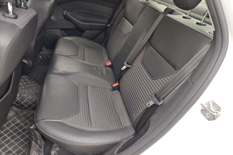 福特 福克斯 2015款 三厢 1.6L 手动风尚型中控内饰21