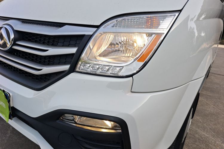 上汽大通MAXUS 新途V80 2024款 傲运通超值版 6MT 短轴超低顶127Ps 5/6座局部细节36