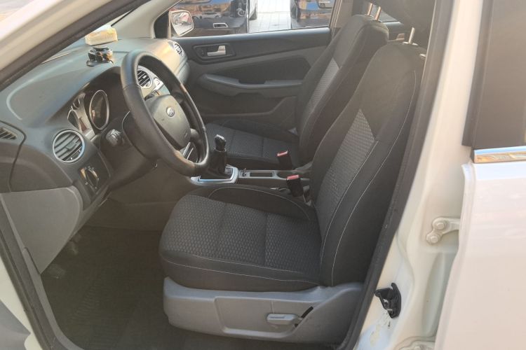 福特 福克斯 2013款 两厢经典 1.8L 手动基本型中控内饰19