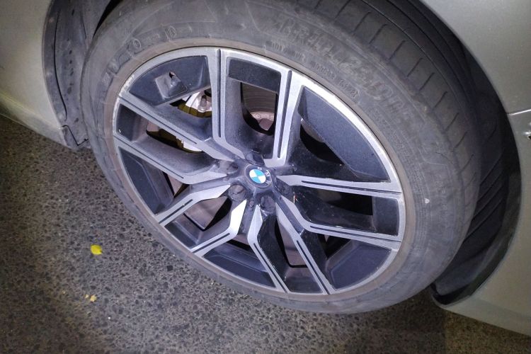 宝马i7 2023款 eDrive50L 领先M运动套装车身外观10