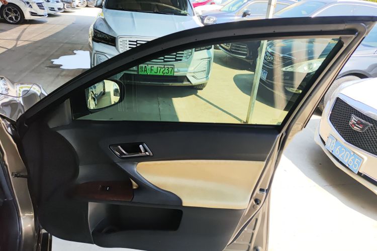 丰田 锐志 2013款 2.5S 菁锐版中控内饰7005