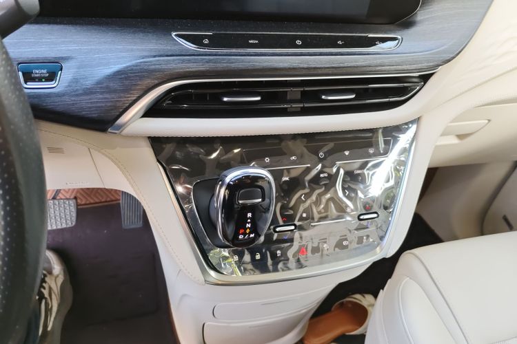 别克GL8 2022款 Avenir艾维亚 六座贤礼版中控内饰18