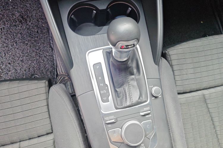 奥迪A3 2018款 30周年年型 Limousine 35 TFSI 运动型中控内饰18