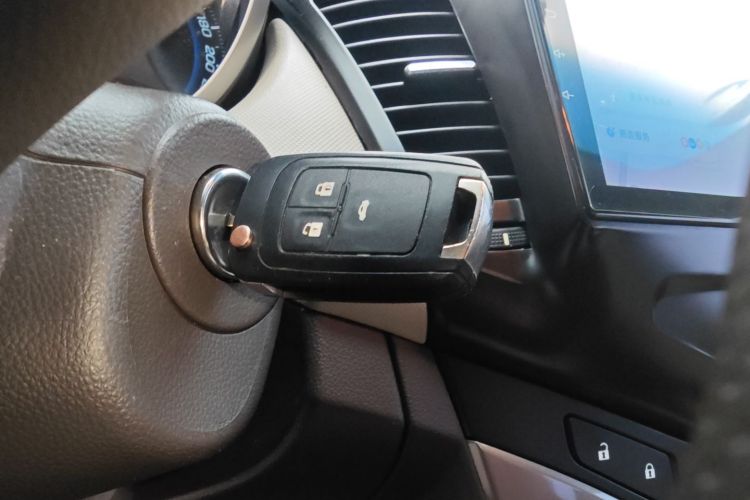 雪佛兰 科鲁兹 2015款 1.5L 经典 SE MT中控内饰11