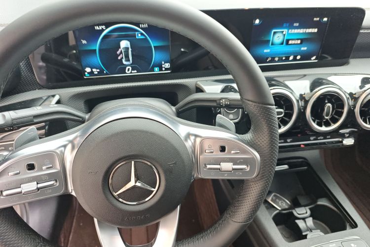 奔驰A级 2019款 A 180 L 运动轿车中控内饰18