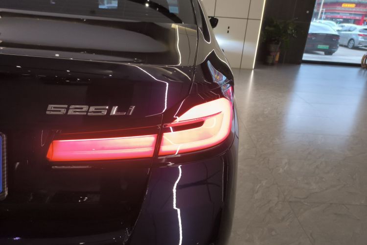 宝马5系 2022款 改款 525Li M运动套装车身外观9