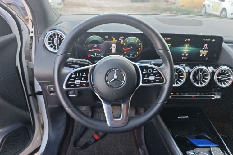 奔驰GLA 2023款 GLA 220 4MATIC中控内饰13