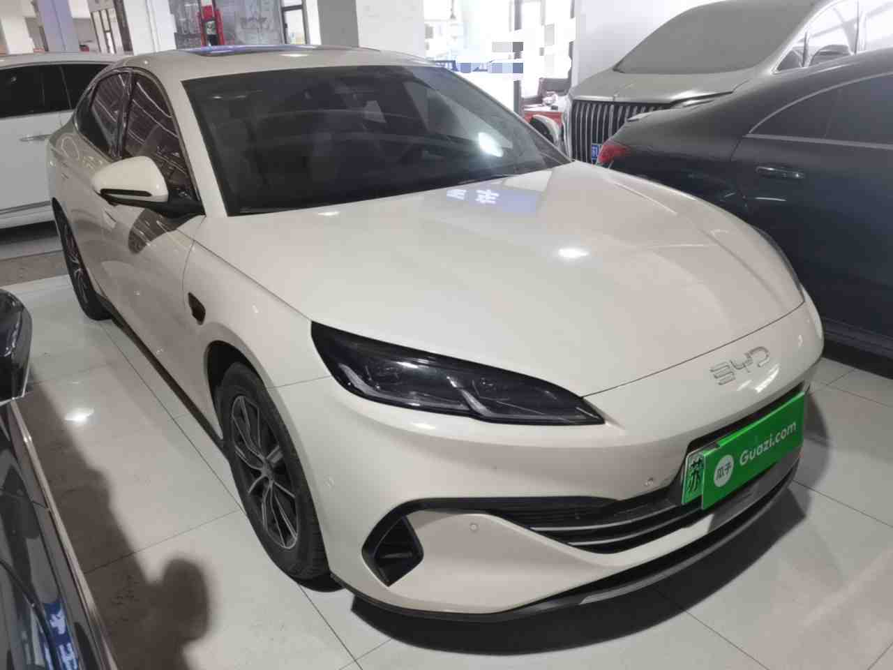 车辆右前45度角整体外观