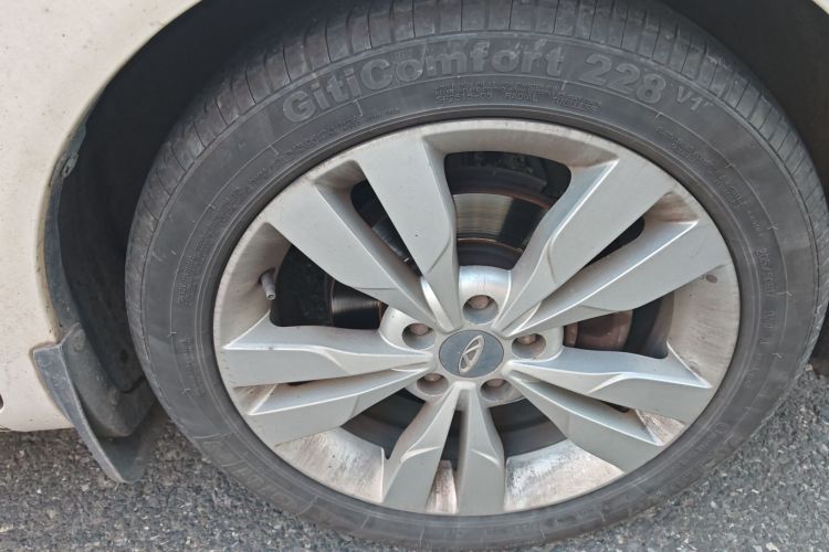 奇瑞 艾瑞泽5 2016款 1.5L 手动领潮版车身外观10