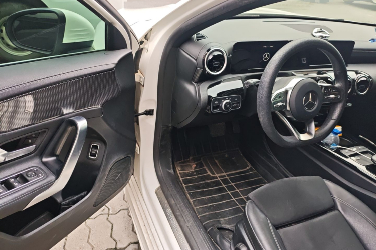 奔驰A级 2019款 A 180 L 运动轿车中控内饰7003