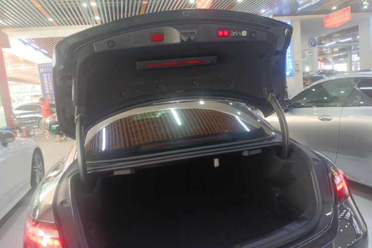 奔驰E级(进口) 2023款 改款 E 300 轿跑车机舱底盘23