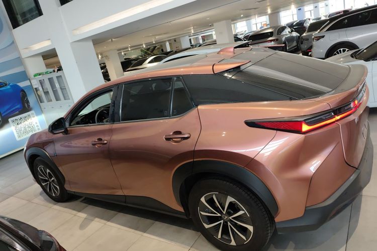 雷克萨斯RZ 2023款 450e 四驱纵享版车身外观4