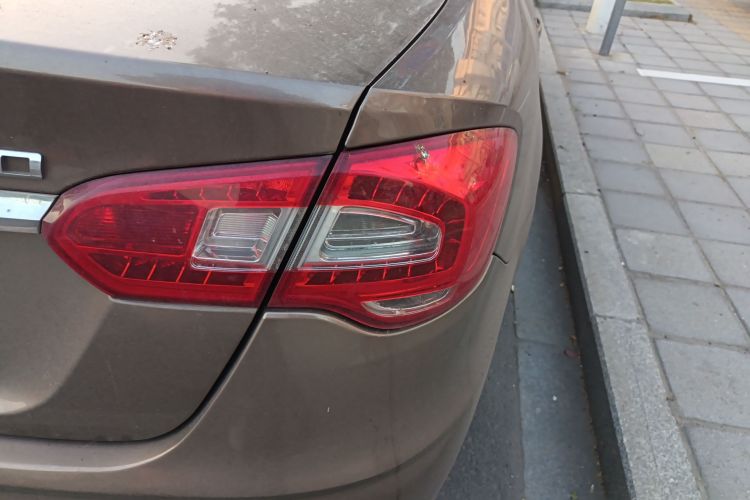 中华H530 2017款 1.6L 自动舒适型车身外观9