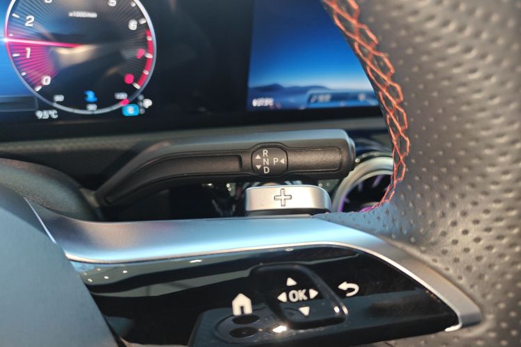 奔驰A级 2023款 A 200 L 时尚型中控内饰18