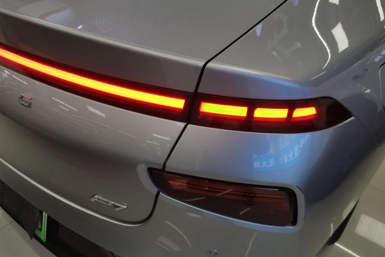 小鹏P7 2021款 670G车身外观9