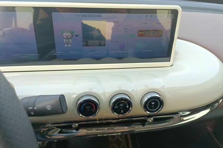 五菱汽车 五菱缤果 2023款 333km 灵犀互联+款中控内饰16