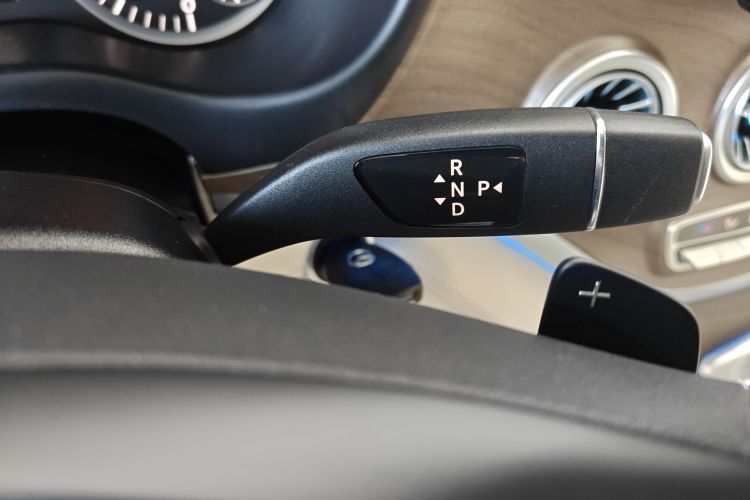 奔驰 威霆 2018款 2.0T 精英版 7座 国VI中控内饰18