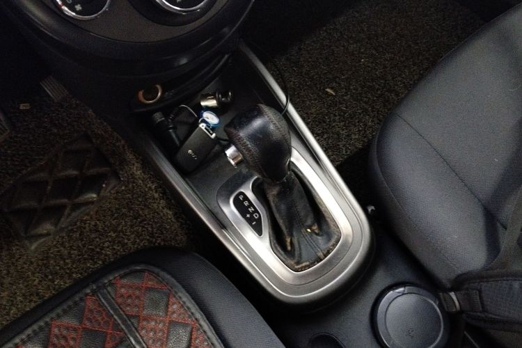 起亚 秀尔 2013款 1.6L AT GL中控内饰18