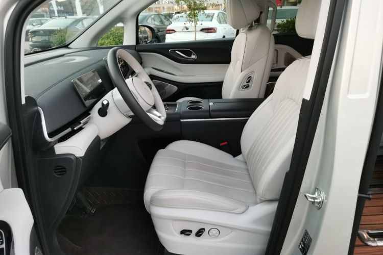 岚图汽车 岚图梦想家 2025款 PHEV 四驱旗舰乾崑版局部细节19