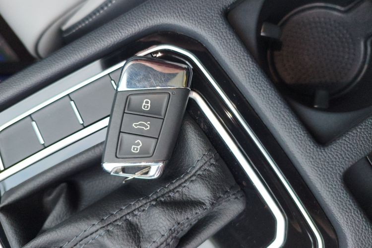 大众 迈腾 2023款 200万辆纪念版 330TSI DSG领先型中控内饰7001