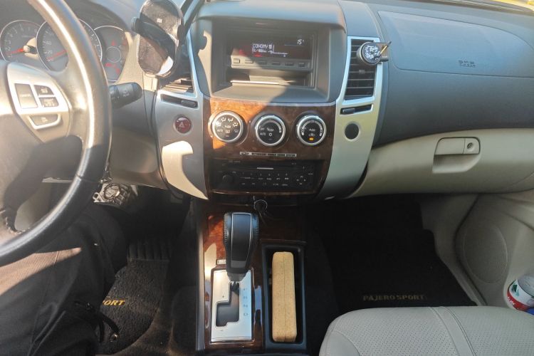 三菱 帕杰罗·劲畅 2013款 3.0L 自动两驱豪华版中控内饰16