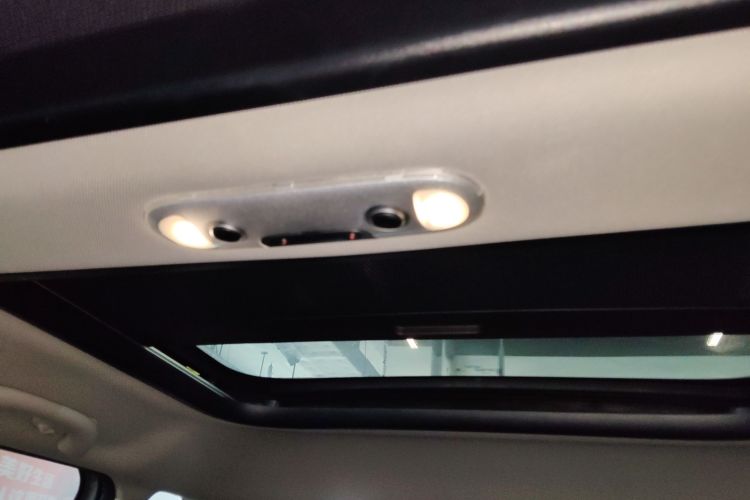 MINI 2022款 1.5T COOPER 艺术家 五门版中控内饰22