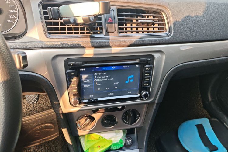 大众 朗逸 2013款 改款经典 1.6L 手动风尚版中控内饰16