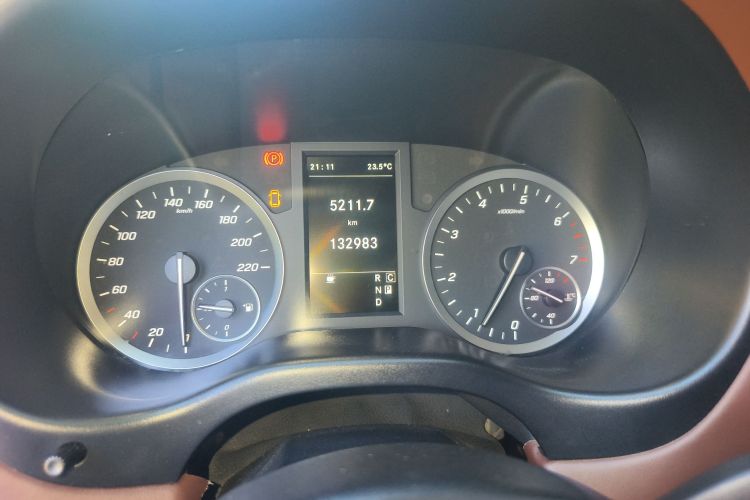 奔驰 威霆 2020款 2.0T 精英版 7座中控内饰14