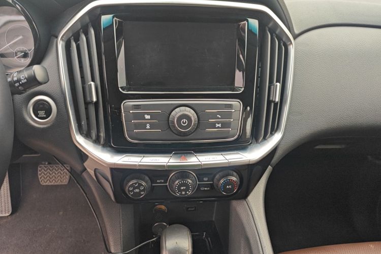 江铃 驭胜S350 2016款 2.0T 自动两驱汽油超豪华版5座中控内饰16