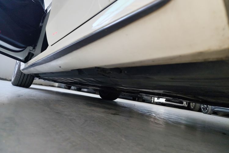 奔驰E级 2020款 E 300 L 运动豪华型局部细节9002