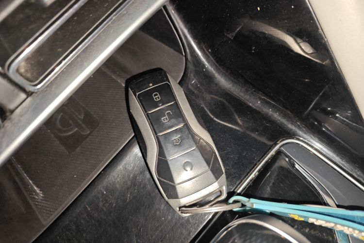 比亚迪 宋PLUS新能源 2021款 DM-i 51KM 尊荣型中控内饰7001