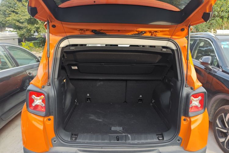 Jeep 自由侠 2019款 220T 自动领先版局部细节23